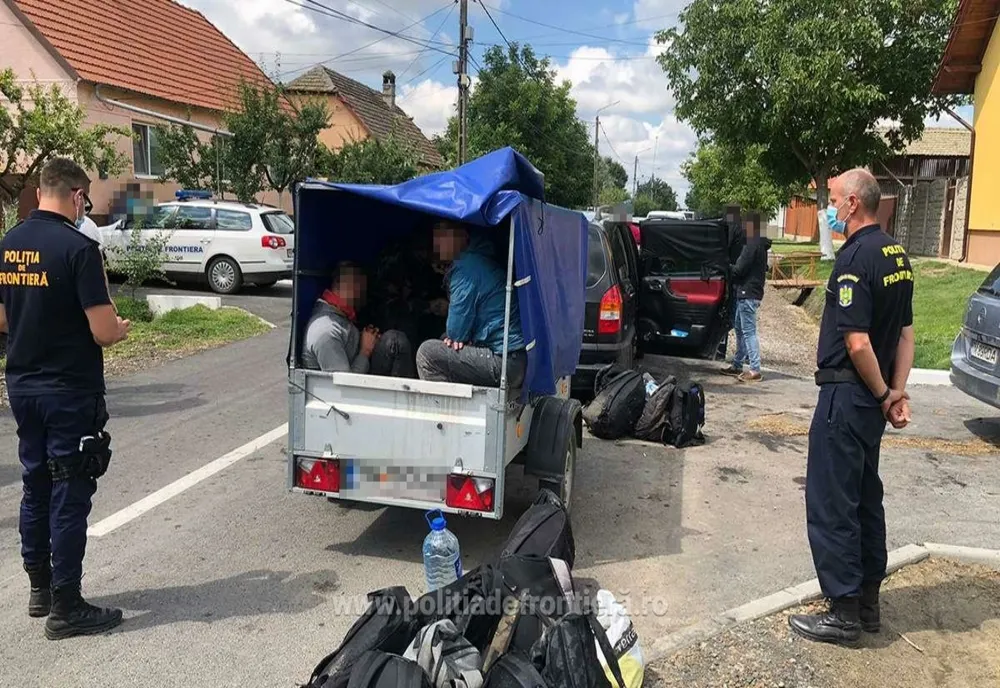 Cu remorca, spre frontieră: au fost opriți din drum de polițiști