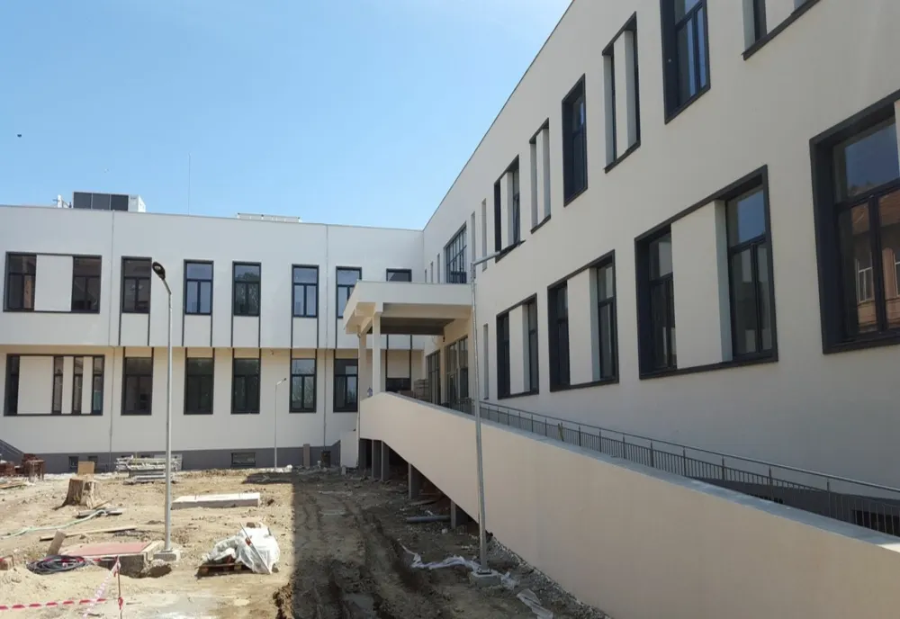 Noul spital din Lipova, finalizat de câteva luni, nu va fi dat în folosinţă în acest an