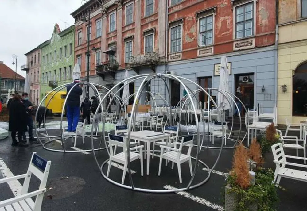 Soluție de pandemie: sfere transparente pentru clienții restaurantelor