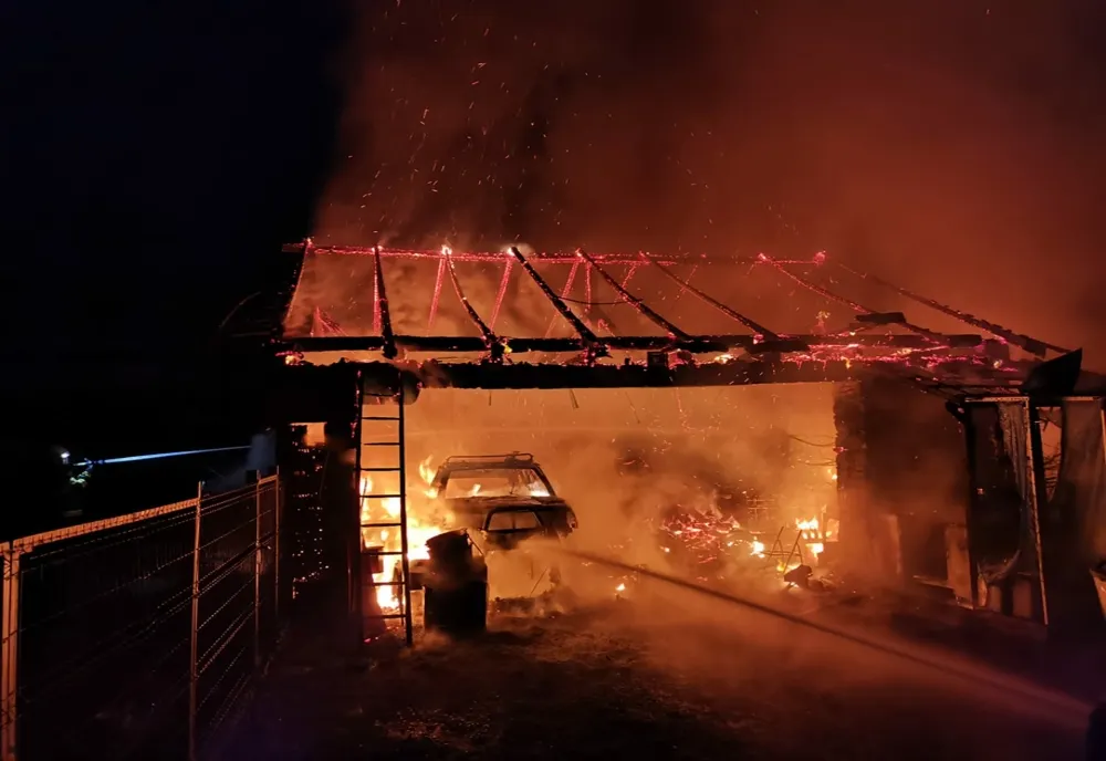 Proprietar rănit, după ce a încercat să stingă focul ce îi cuprinsese casa