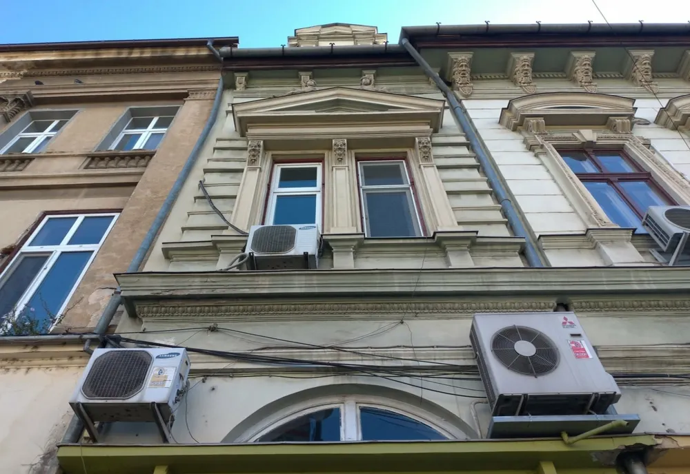 Arad: se caută soluții pentru ca aparatele de aer condiționat să nu strice aspectul clădirilor din oraș