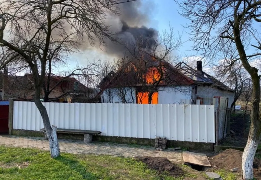 Casă mistuită de flăcări, în județul Arad