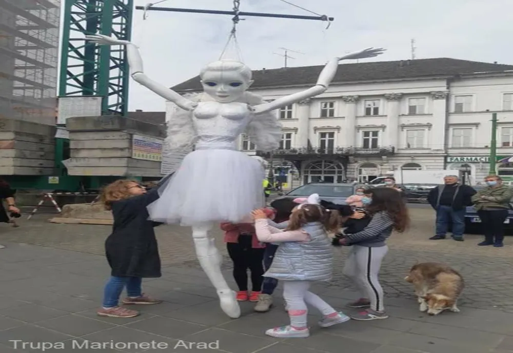 O păpuşă gigant - ridicată cu macaraua pentru a marca 70 de ani de la înfiinţarea Teatrului de Marionete