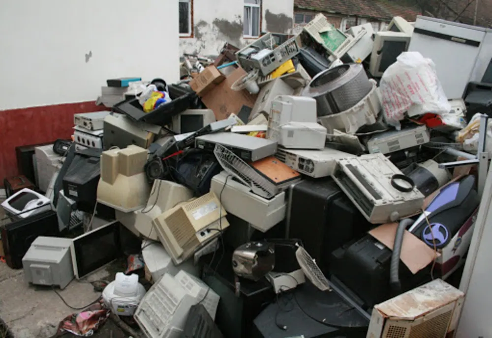 Deșeuri electrice și electronice, oprite la vama de vest, înainte ca transportul să intre în țară