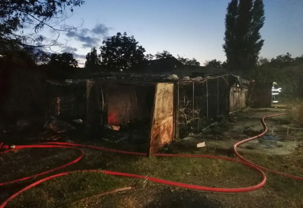 Trei garaje au ars din temeli și o femeie a ajuns la spital