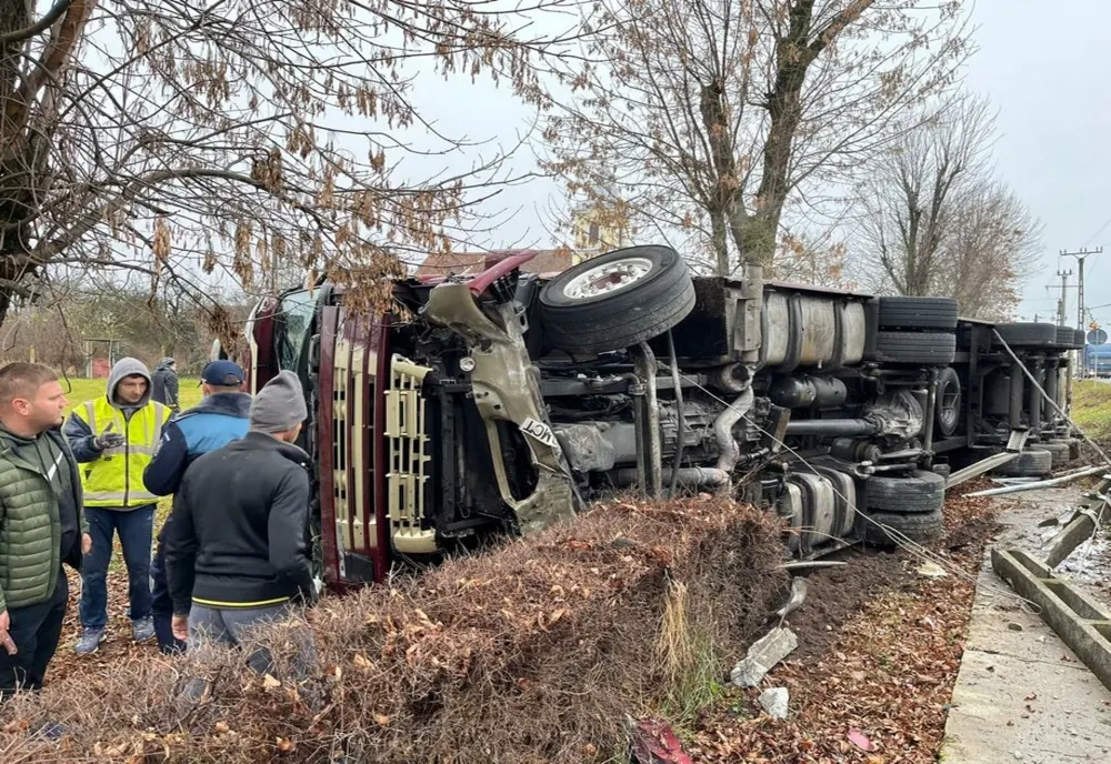 Camion răsturnat: o femeie a fost rănită