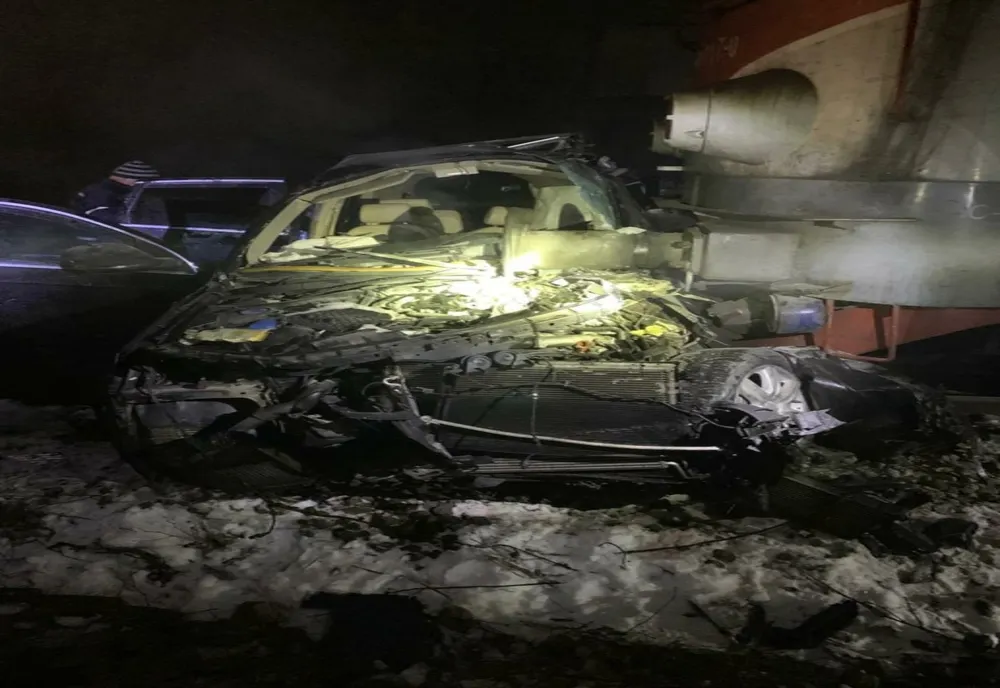 Cu poliția pe urmele lui, un șofer a ajuns cu mașina sub tren