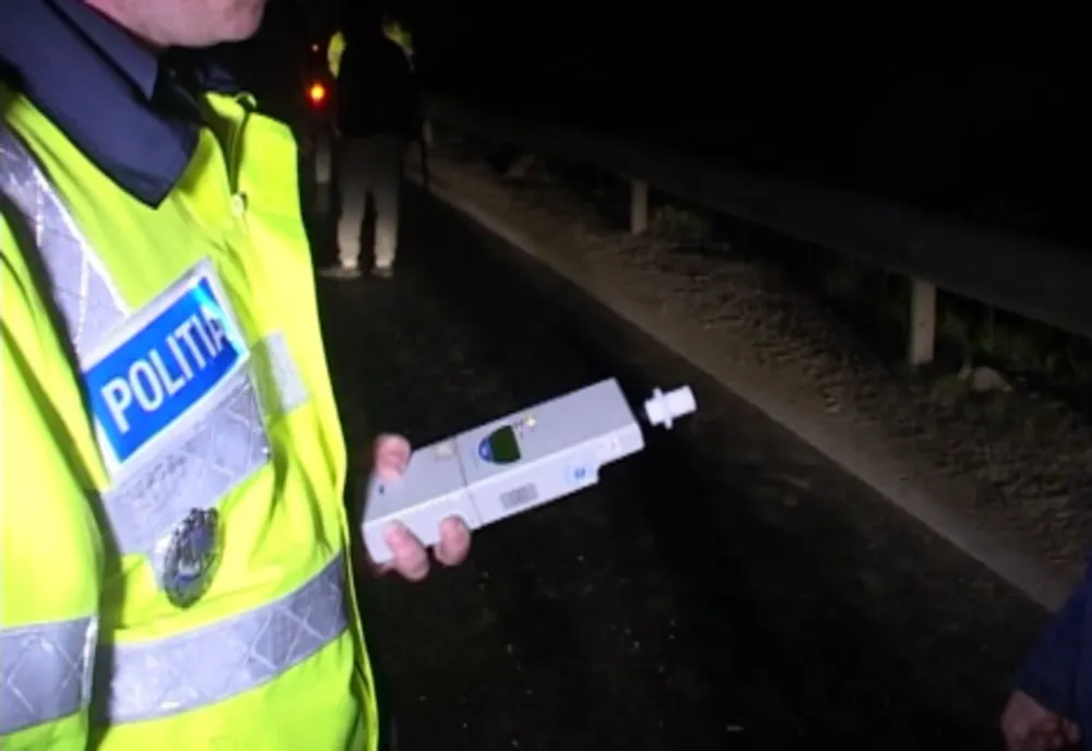 S-au răsturnat cu mașina și au fost găsiți de polițiști