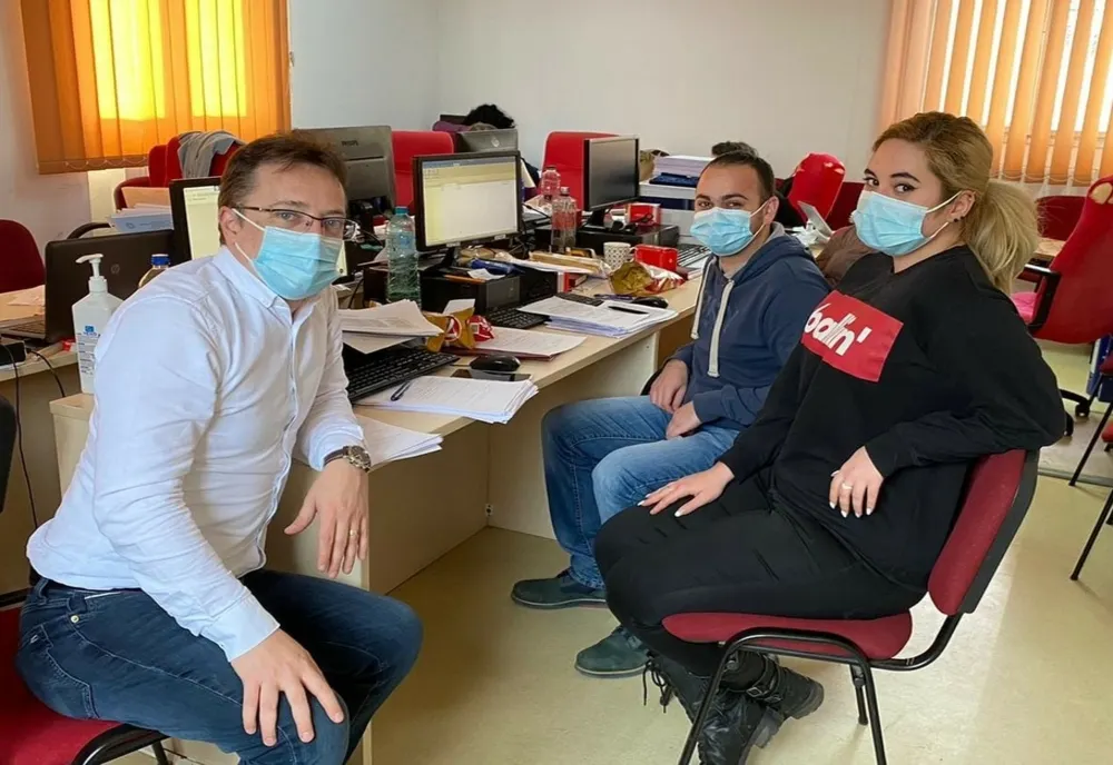 De patru luni, doi studenţi ai Universităţii de Vest „Vasile Goldiş" din Arad sunt sprijin pentru Direcţia de Sănătate Publică