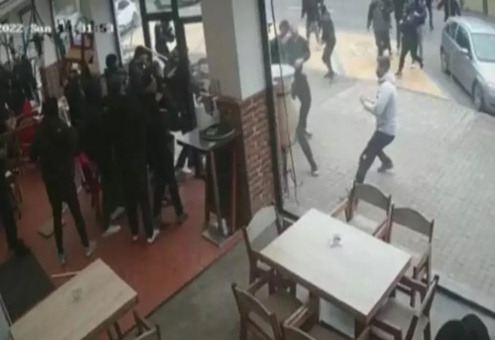 Video: Bătaie cu bâte între suporterii echipelor Dinamo și UTA, la Arad