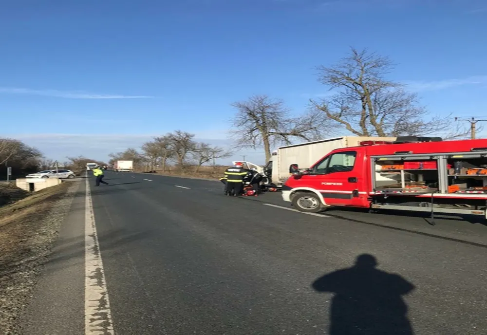 Accident pe o șosea din județul Arad: șofer încarcerat după ce s-a izbit cu autoutilitarea de un camion