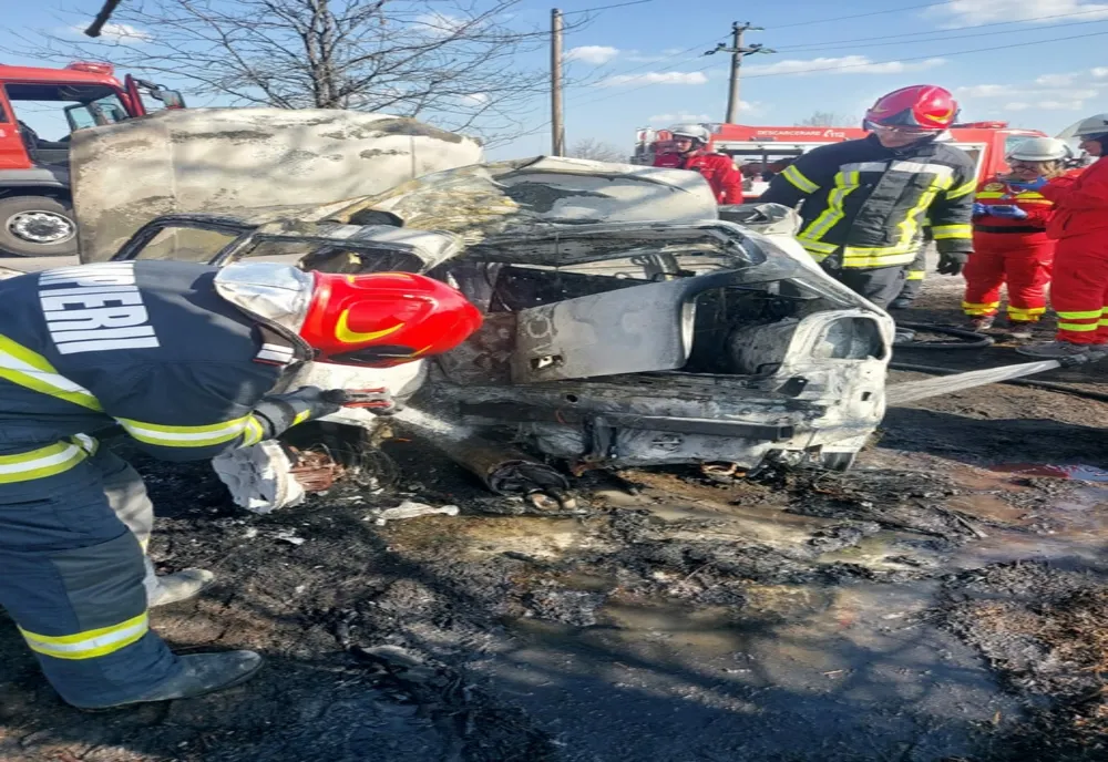 Tragedie pe o șosea din Arad. 2 oameni au murit arși, blocați în autoturism