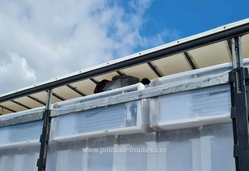 Poliţiştii de frontieră au depistat 31 de migranţi ascunşi într-un automarfar încărcat cu frigidere