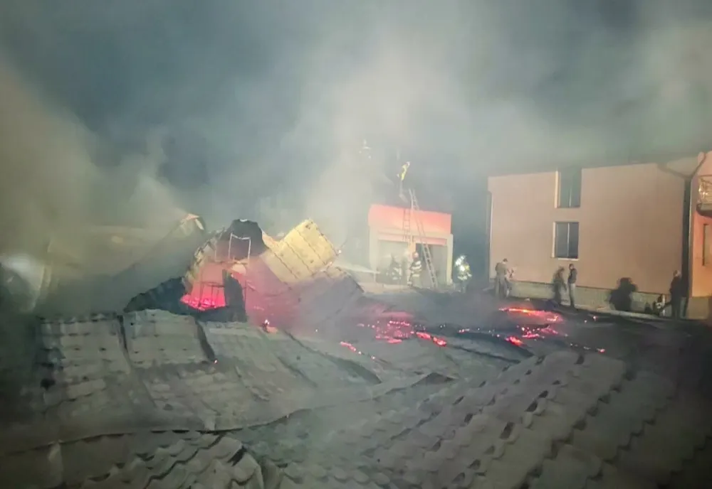 Mii de pui de pasăre, morți într-un incendiu izbucnit de la un scurtcircuit