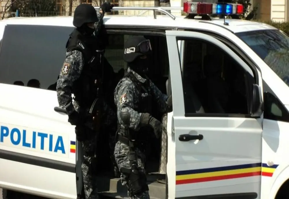 Bărbat din Arad, împușcat de polițiști după ce le-a agresat o colegă și i-a atacat