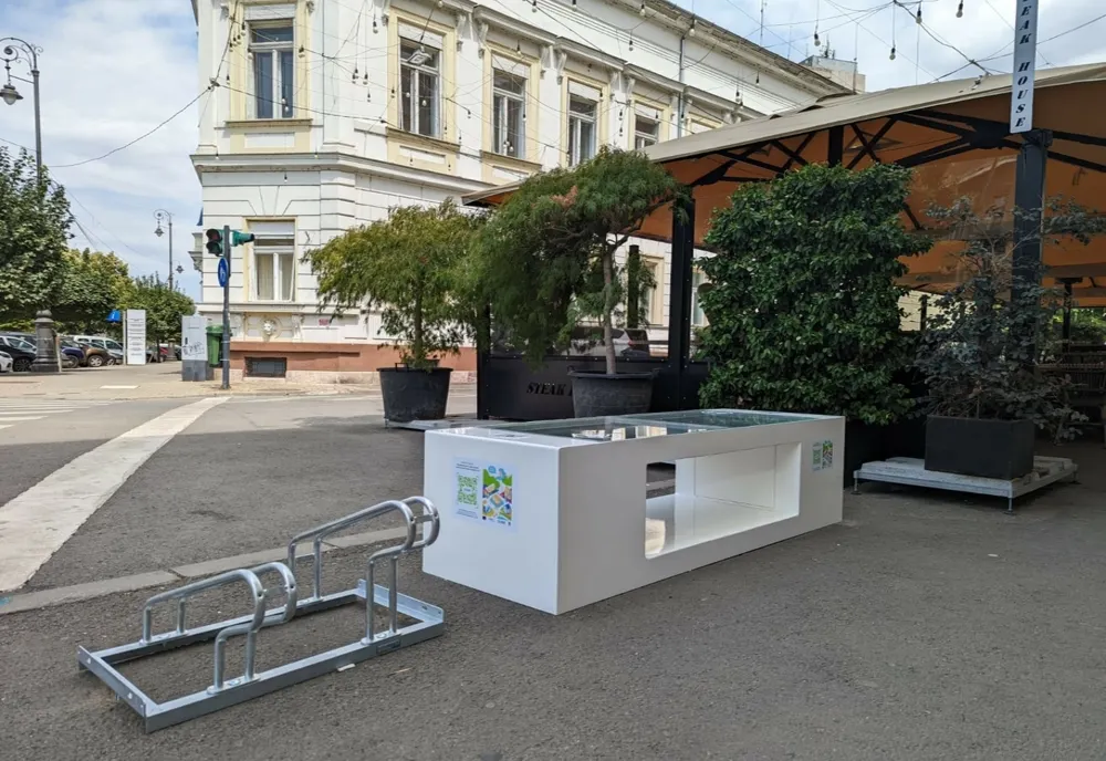 Prima bancă inteligentă din Arad, prevăzută cu internet și încărcare solară pentru telefoanele mobile