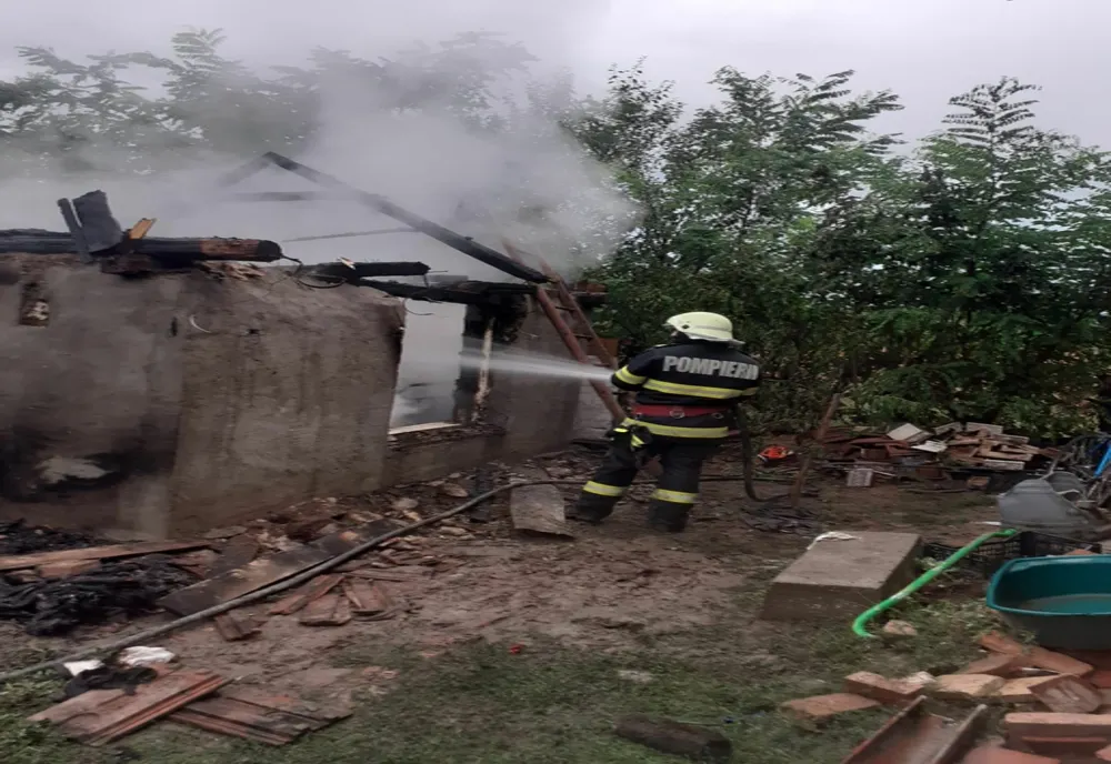 Incendiu în județul Arad, după un  scurtcircuit la instalația electrică 