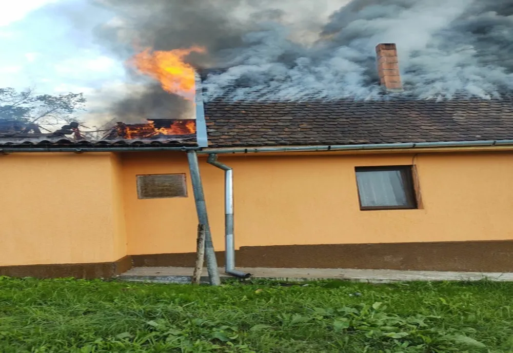 Casă în flăcări, în județul Arad