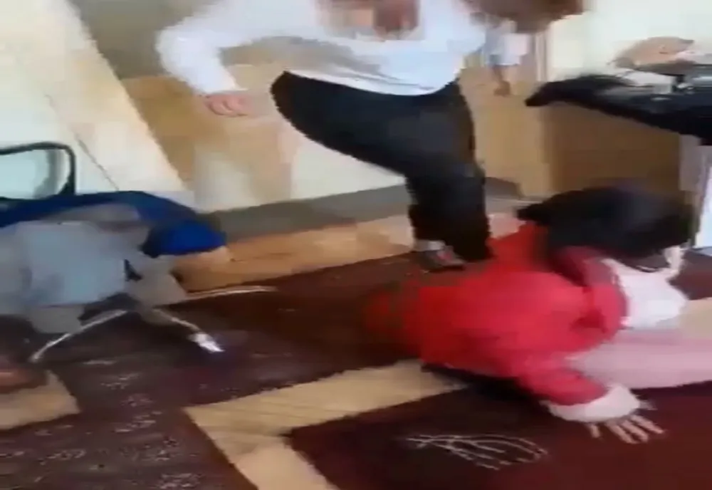 Eleva bătăușă din Arad și tatăl ei, reținuți. Minoră bătură cu bestialitate - imagini filmate de bărbat