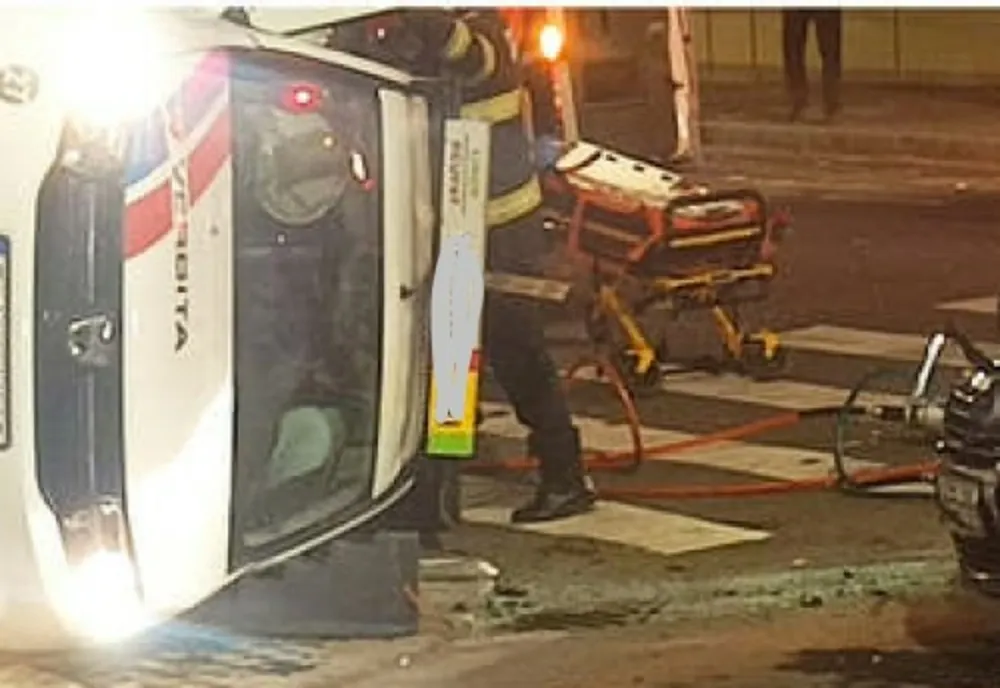 Taximetru răsturnat în Arad, după o tamponare pe un bulevard. A fost nevoie de intervența pompierilor