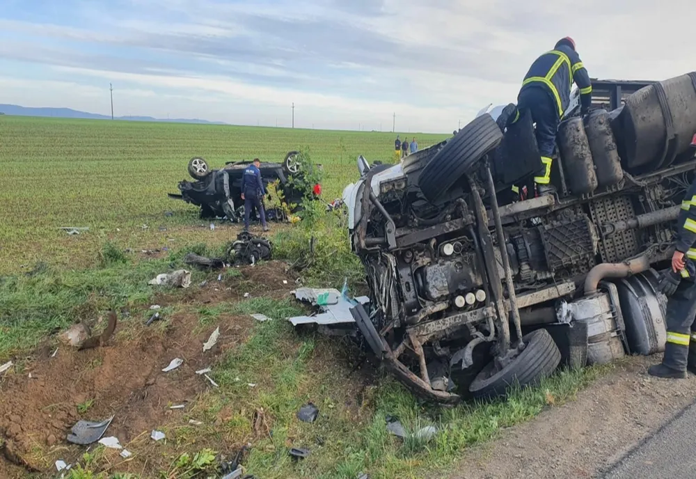 Accident grav în județul Arad: două autoturisme și un TIR s-au ciocnit, mai multe victime