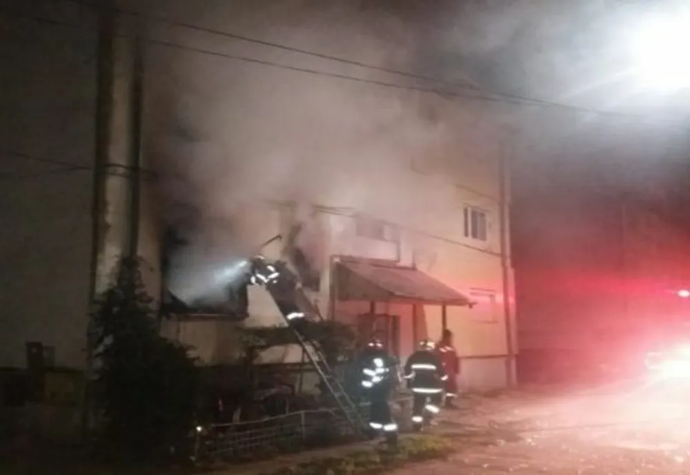 Explozie într-un bloc din Arad, locatar GRAV rănit