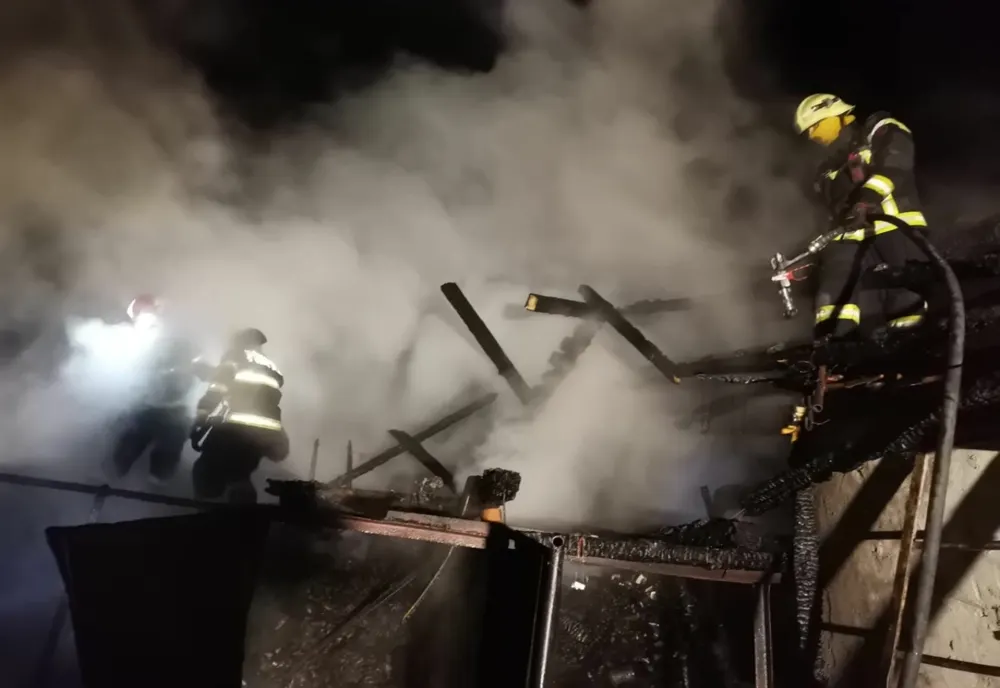 Un incendiu a cuprins o gospodărie din Arad