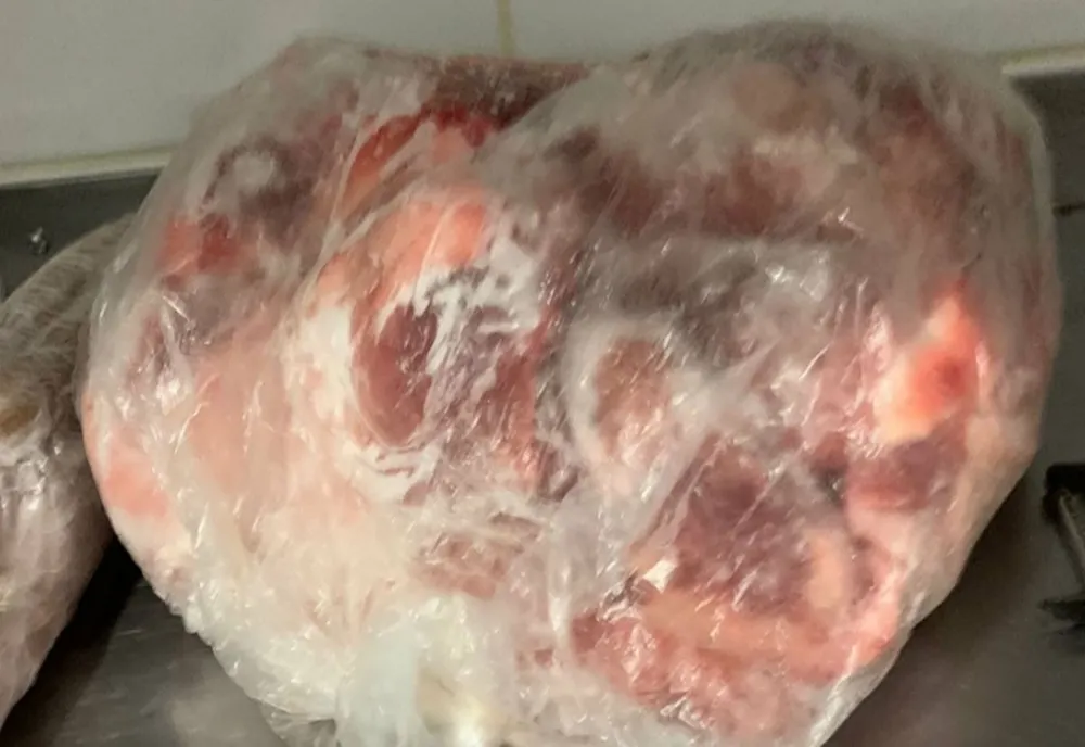 Alertă alimentară! Peste 6 tone de carne congelată, depistate de ANSVSA cu termenul de valabilitate schimbat