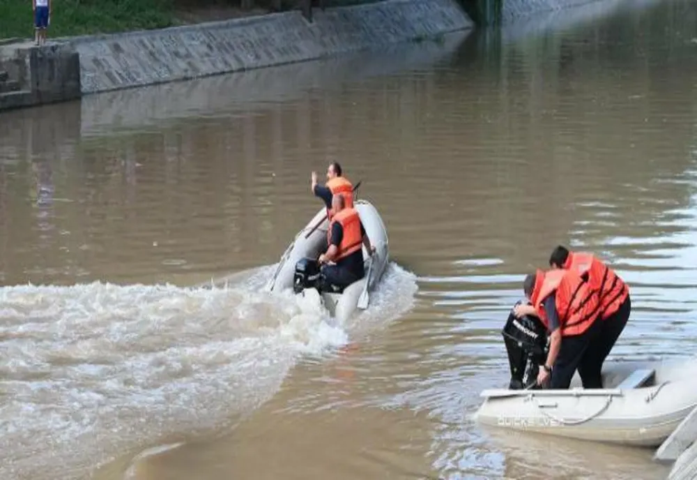 Glumă proastă în județul Arad. Pompierii au fost alertați  pentru salvarea unui șofer căzut cu mașina în Mureș