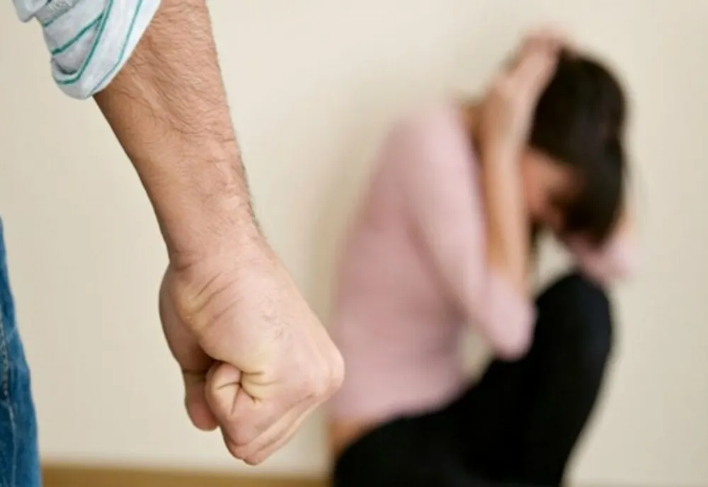 Ordin de protecție provizoriu, după ce și-a amenințat iubita. Cazuri de violență în familie