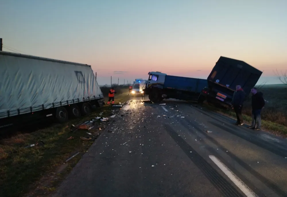 Doi răniţi după ce două camioane s-au ciocnit pe un drum judeţean din Arad