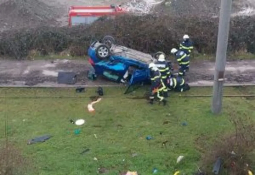 Un autoturism a căzut de pe un pasaj peste liniile de tramvai din Arad. O persoană a fost rănită