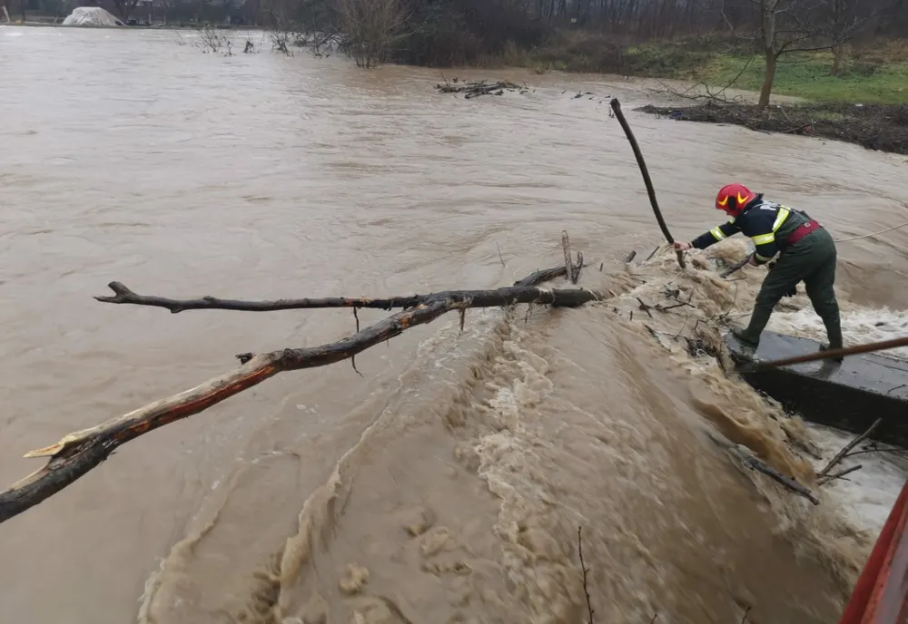 Pericol de inundații, inclusiv  în vestul țării. Cod portocaliu și galben pe mai multe râuri 
