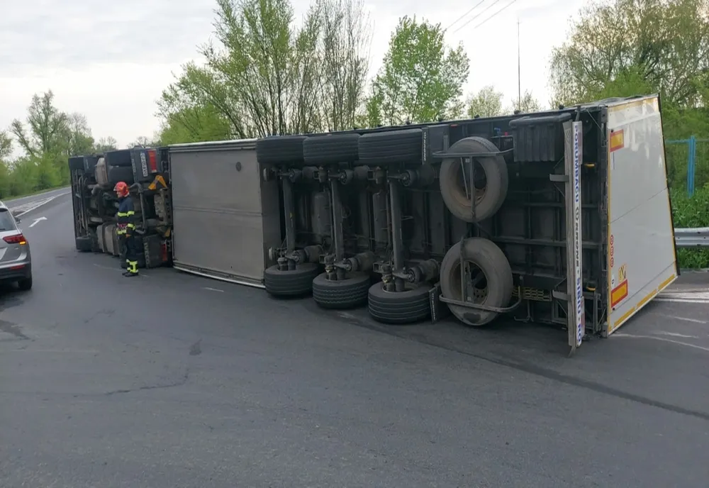 TIR răsturnat pe o șosea din județul Arad
