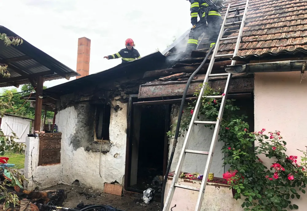 A luat foc o gospodărie din județul Arad. Flăcărie au pornit dintr-o încăpere a casei