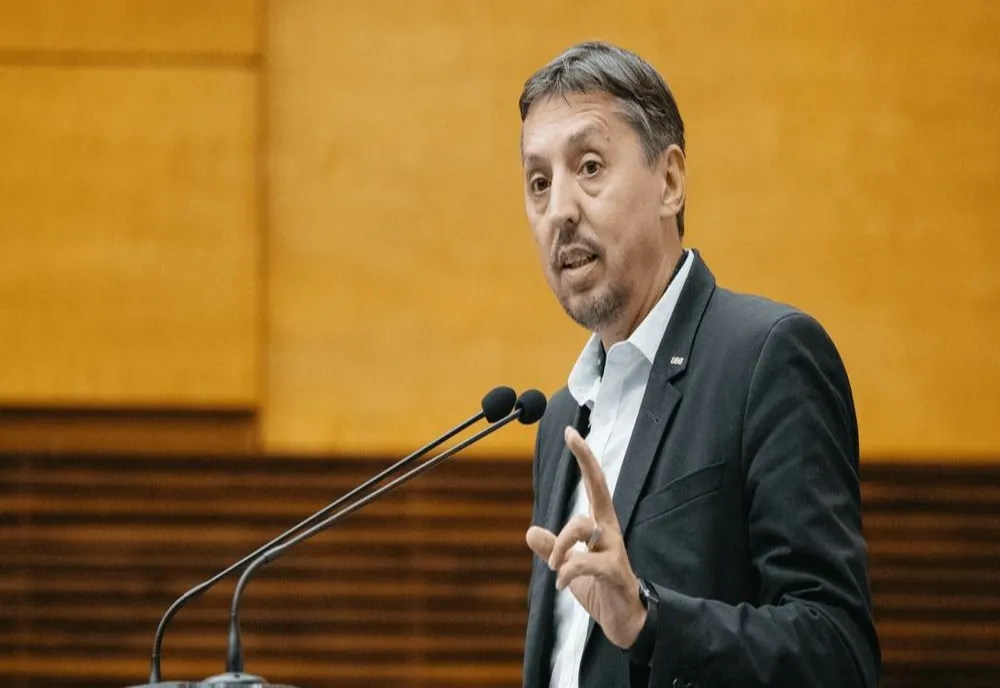 DANIEL DAVID: „TREBUIE REGÂNDIT BUGETUL PENTRU EDUCAȚIE ȘI COMASĂRILE DIN ȘCOLI”