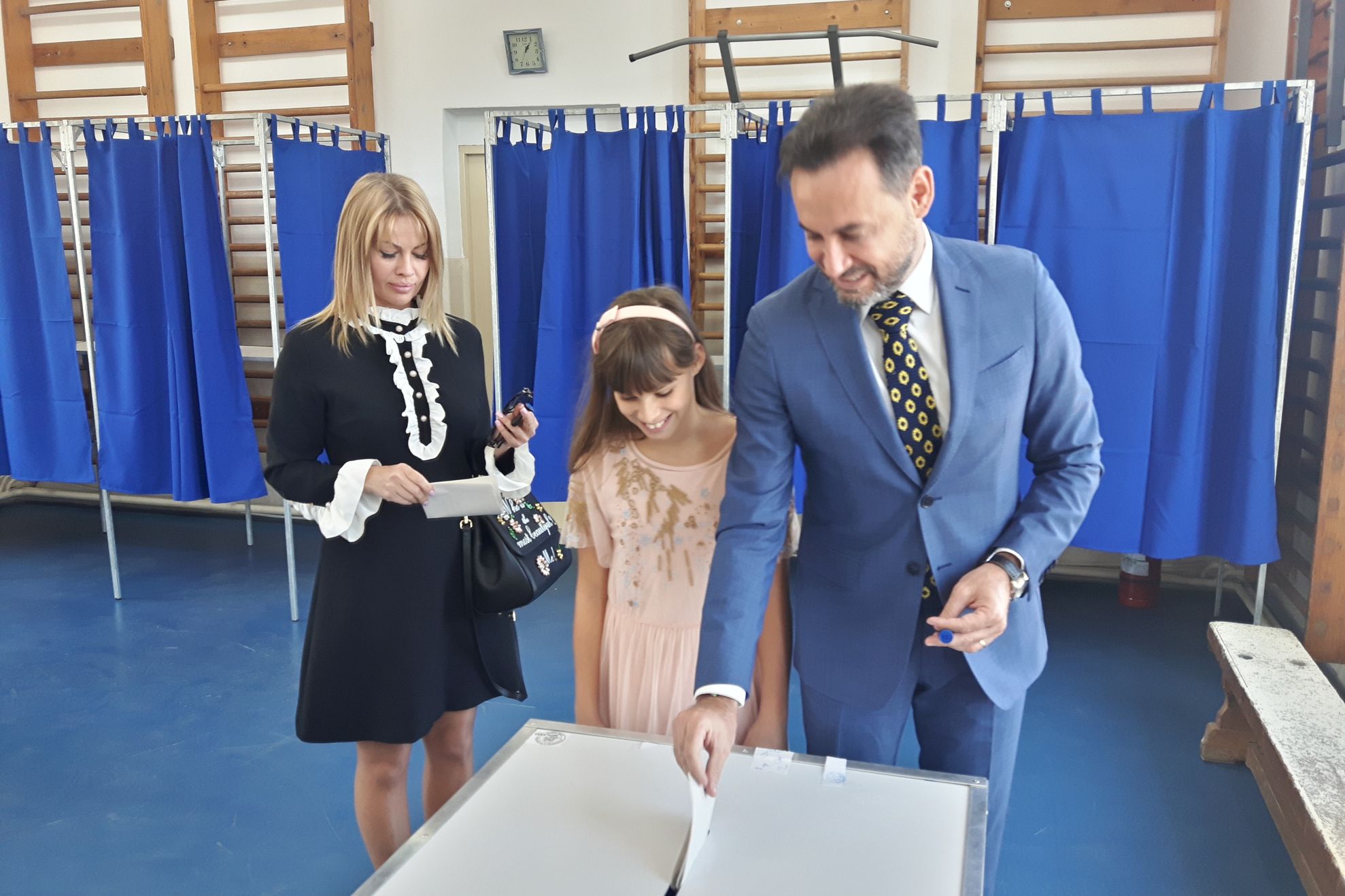 ARADCU GHEORGHE FALCA VOT REFRENDUM DUM07OCT (16)