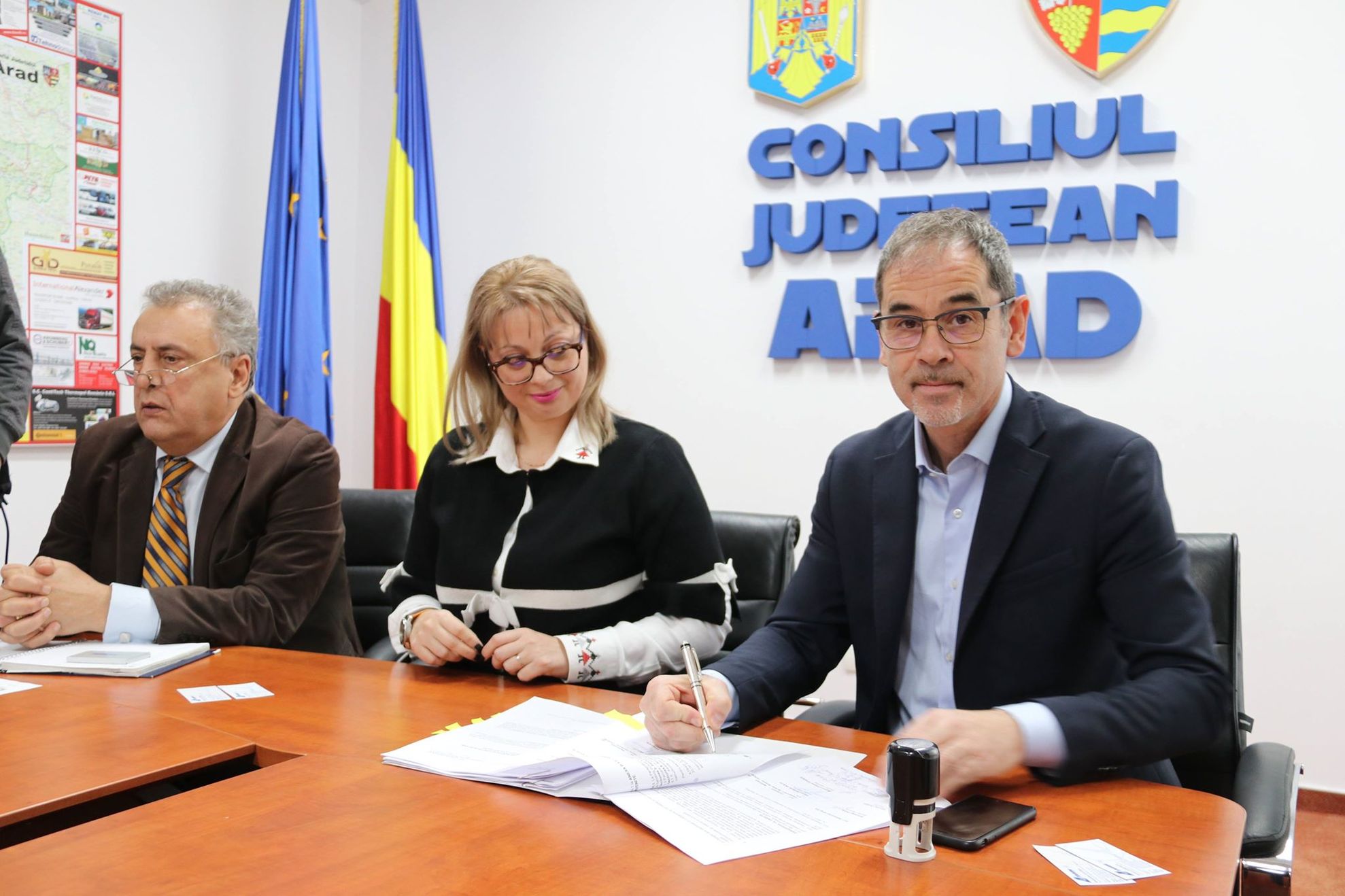 ARADCU 00 AEROPORT ARAD TAROM OVIDIU MOSNEAG CJ ARAD JOI22NOV (2)