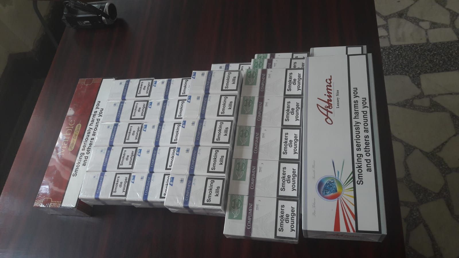 ARADCU 00 JANDARMI CONTRABANDA JOI13DEC