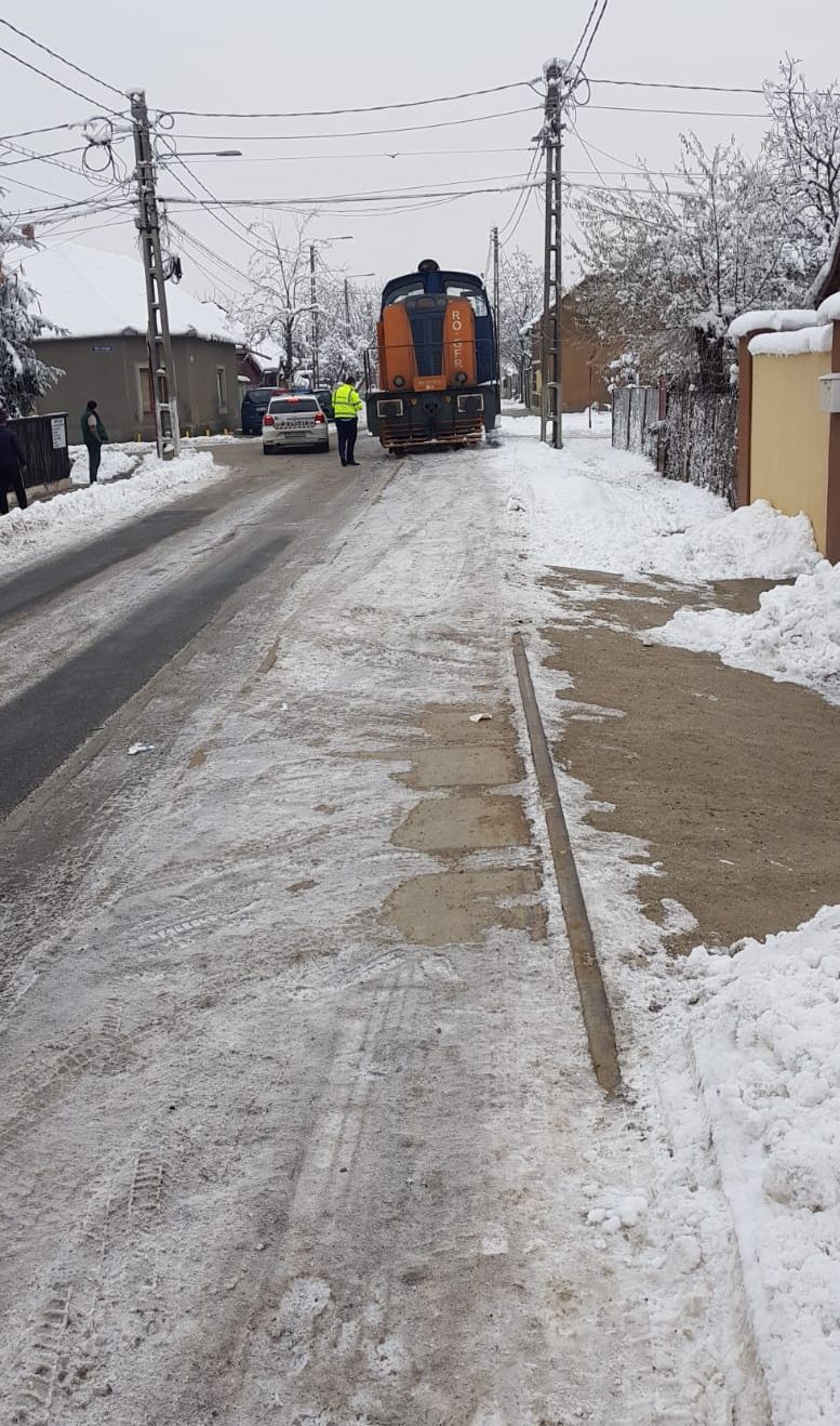 ARADCU LOCOMOTIVA DERAIATA CENTRU INTERSECTIE CASDE JOI20DEC (1)
