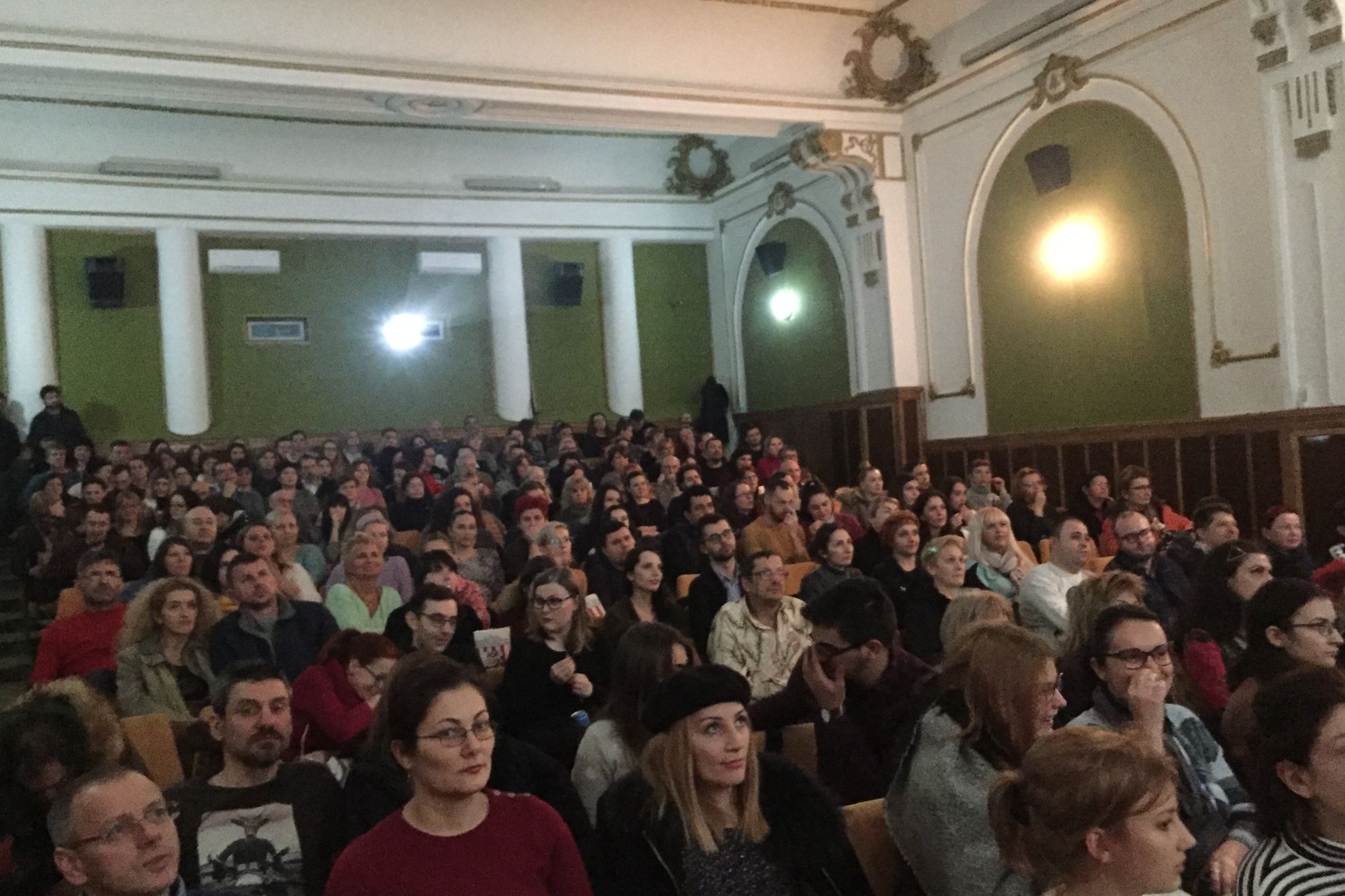 ARADCU 00 SPECTATORI CINEMA ARTA MI13FEB