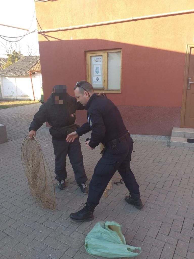 ARADCU 00 BRACONAJ PESCUIT ILEGAL JANDARMI ARAD MA19MART (2)