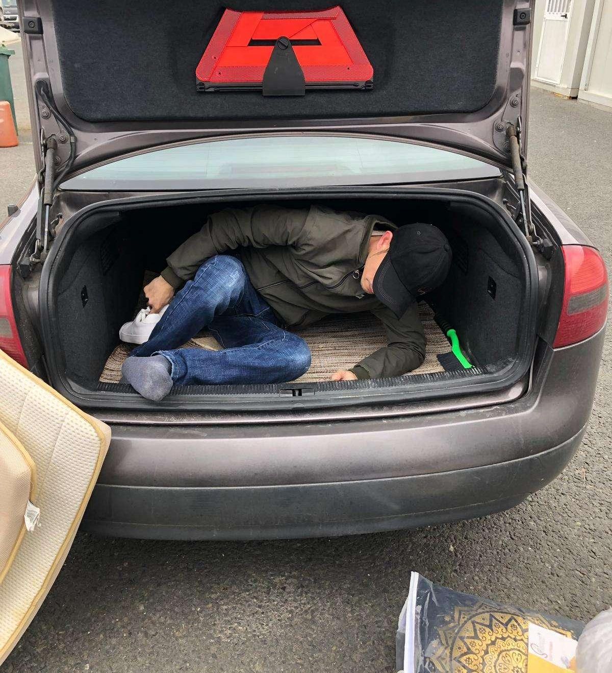 ARADCU 00 VIETNAM BARBAT PORBAGAJ MASINA NADLAC MI20MART