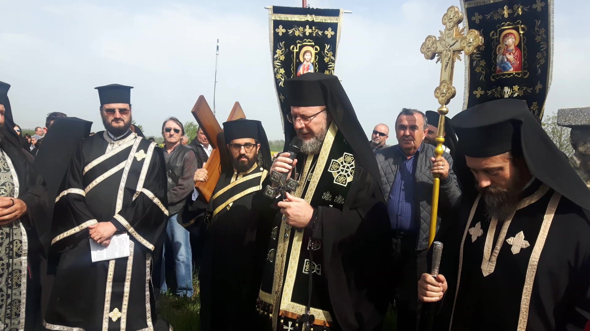 ARADCU 00 EPISCOP VICAR EMILIAN CRISANUL DRUMUL CRUCII BODROG VI26APR (1)