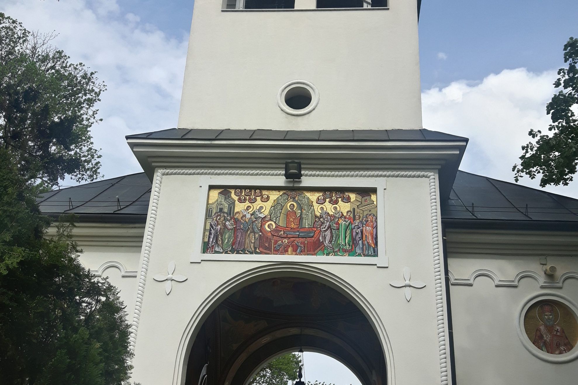 ARADCU 00 EPISCOP VICAR EMILIAN CRISANUL DRUMUL CRUCII BODROG VI26APR (52)