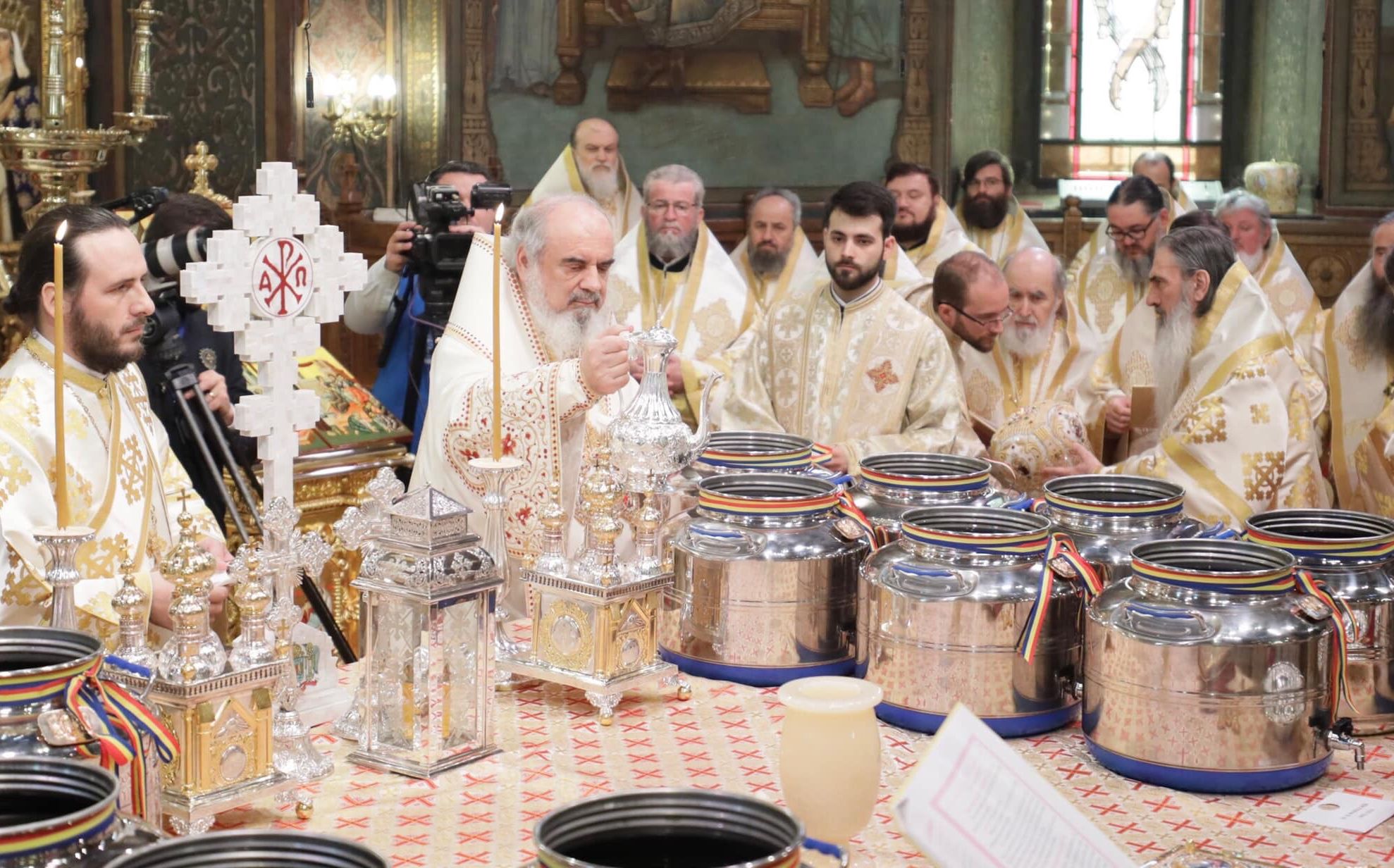 ARADCU 00 TIMOTEI EMILIAN CRISANUL DANIEL MIR CATEDRALA VI26APR (4)