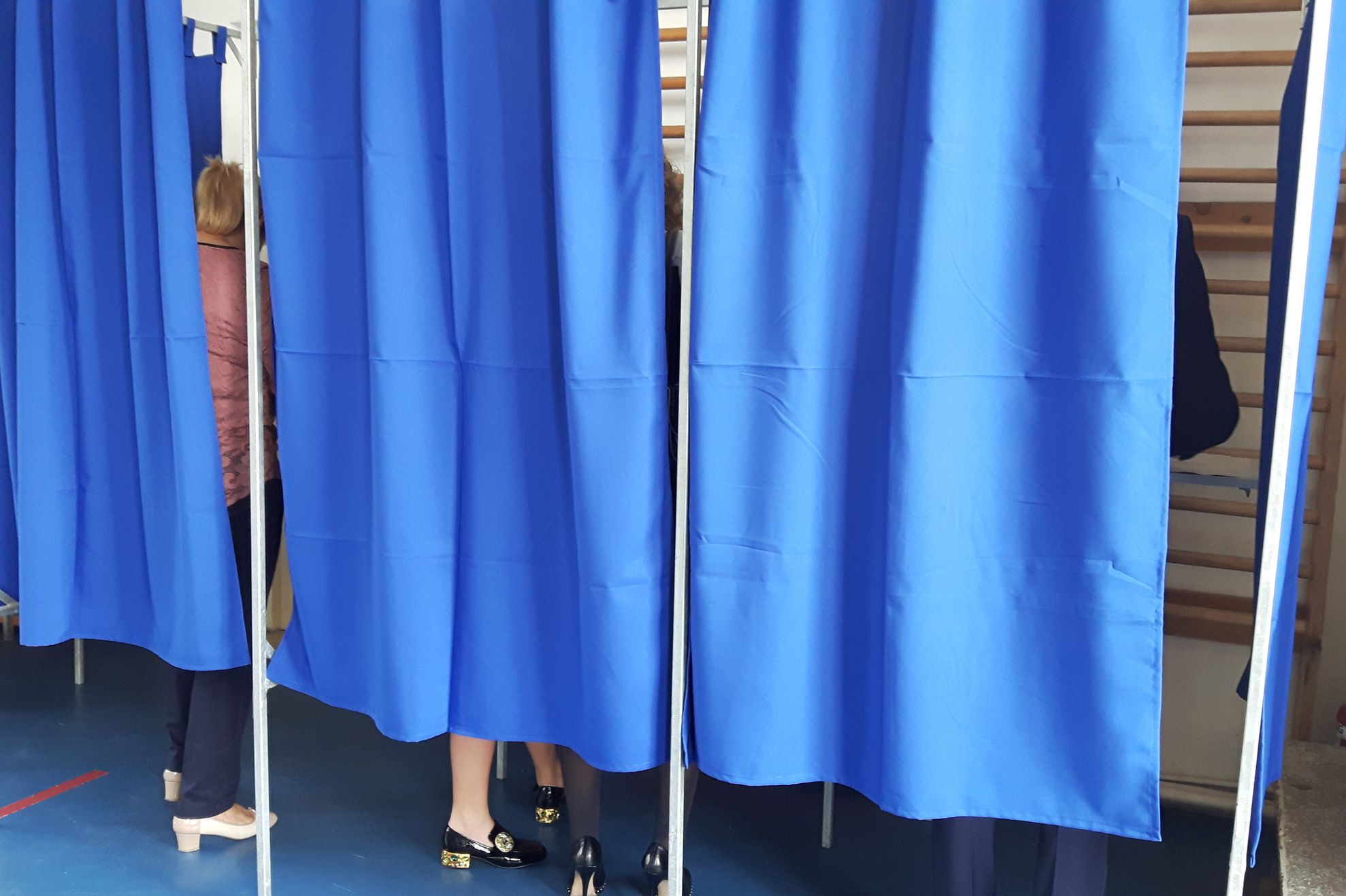 ARADCU 00 GHEORGHE FALCA VOT ALEGERI REFERENDUM DUM26MAI (49)