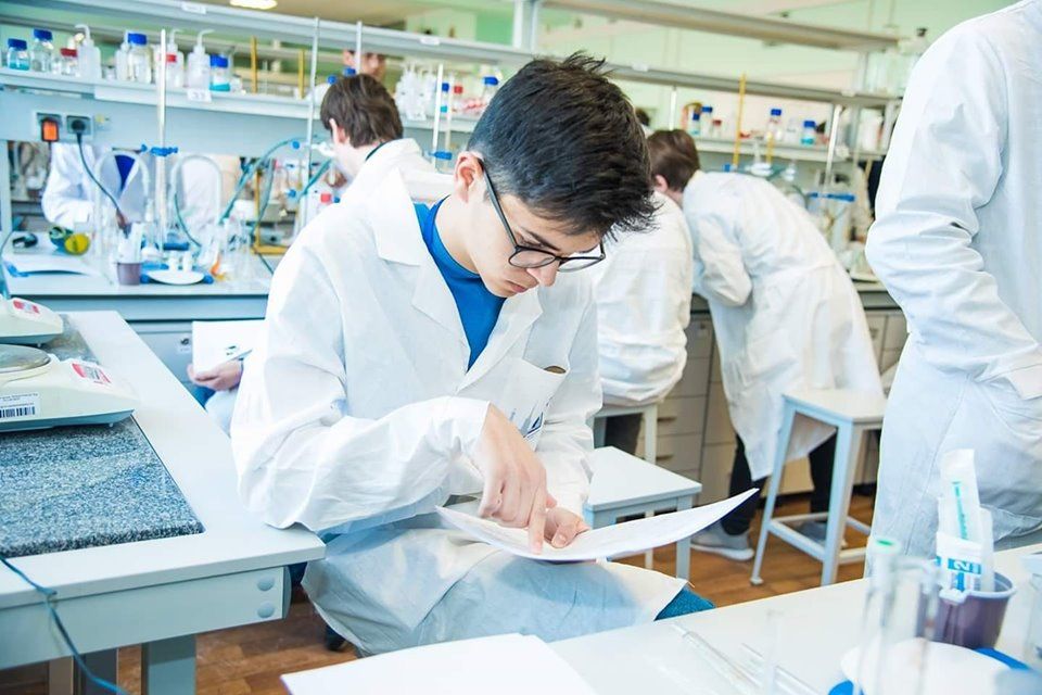 ARADCU 00 TUDOR LILE MI31IUL