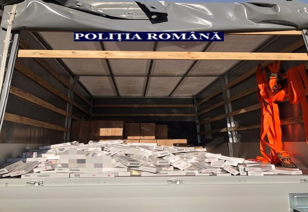 Arad: AUDIO FOTO Circa 600.000 de țigări de contrandă, arme și muniție deținute ilegal, confiscate din casele unui bărbat din Arad