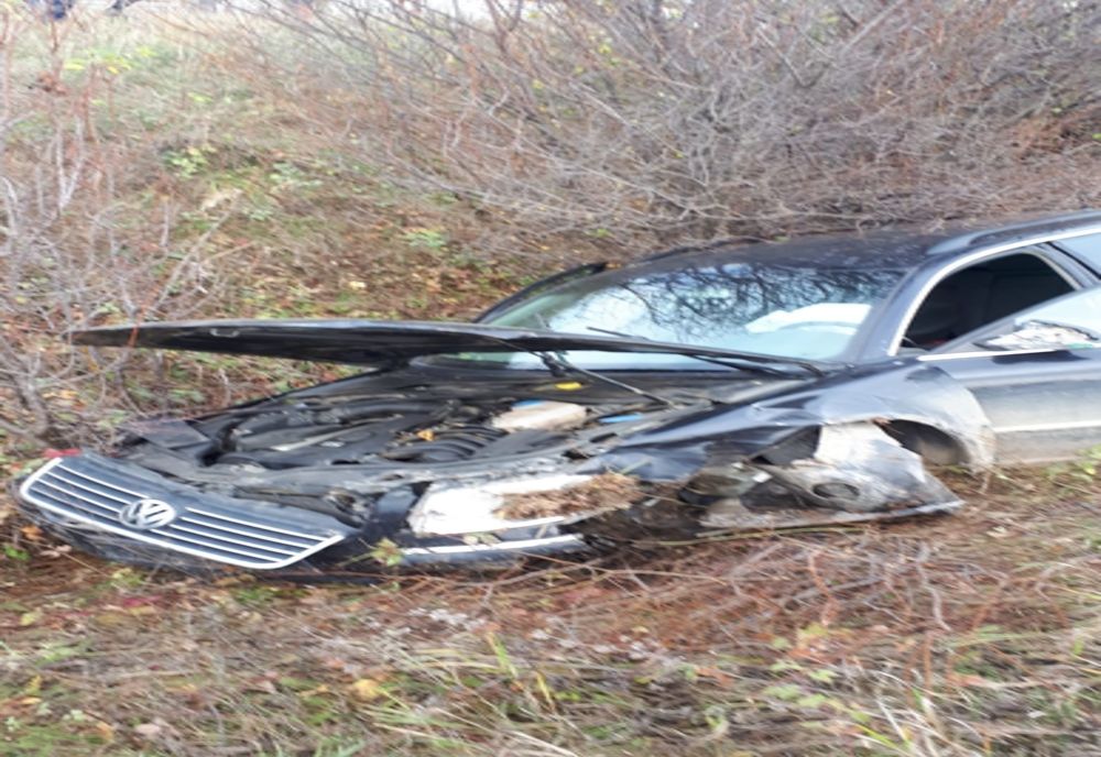 Arad: AUDIO FOTO Două persoane rănite, după ce șoferului i s-ar fi făcut rău la volan și a ieșit cu mașina pe un câmp de la marginea DN79 Arad-Oradea